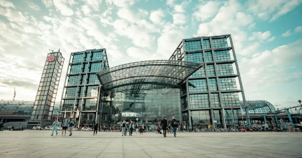 ワシントン広場側から見たベルリン中央駅
