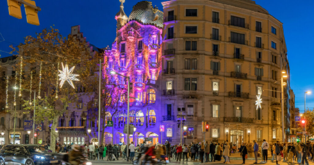 アシャンプラ中心部Passeig de Gràciaの夜の雰囲気