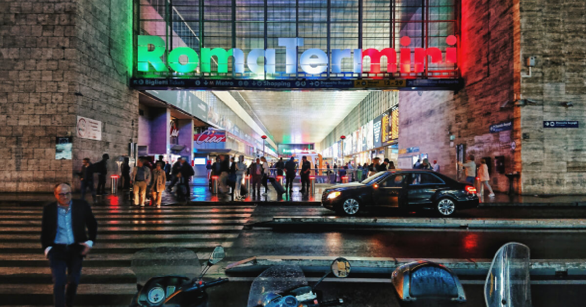 ローマ・テルミニ駅の夜の光景