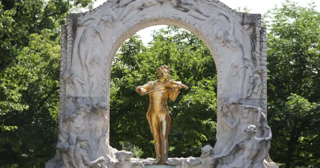 ウィーン・ミッテ近くの市立公園にあるヨハン・シュトラウス像
