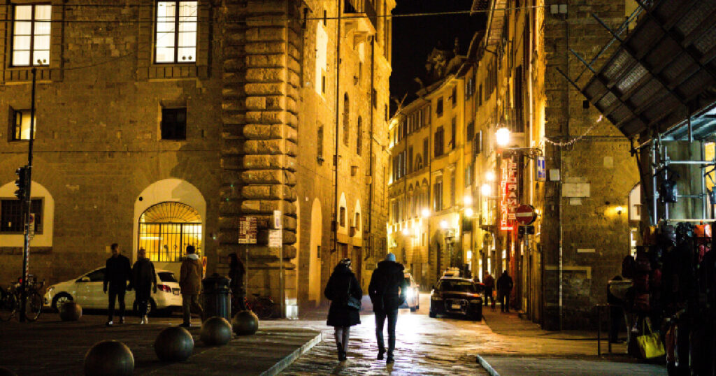 飲食店が並ぶ夜のVia dei Neri、サンタ・クローチェ地区の西側