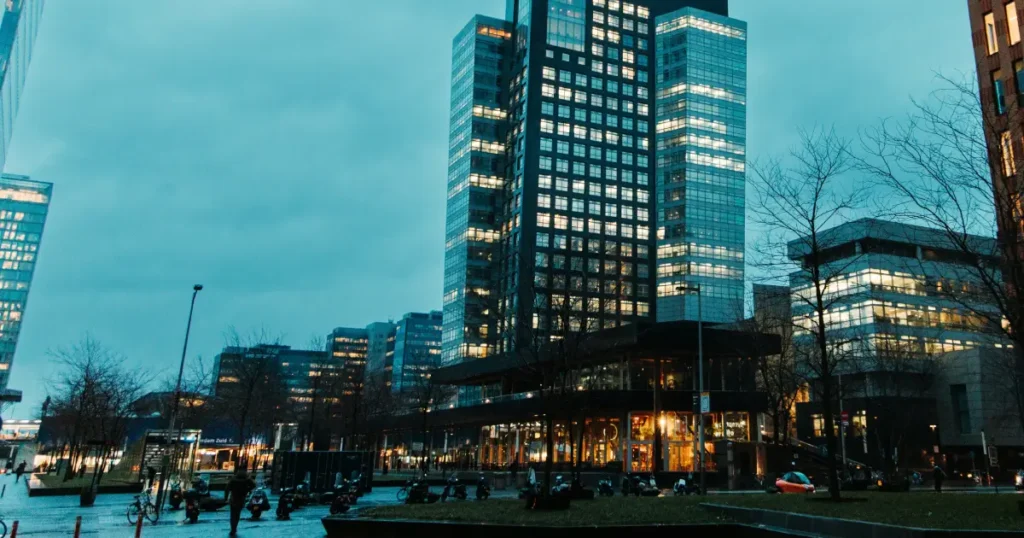 Amsterdam Zuid駅周辺のZuidasに並ぶ高層オフィスビル