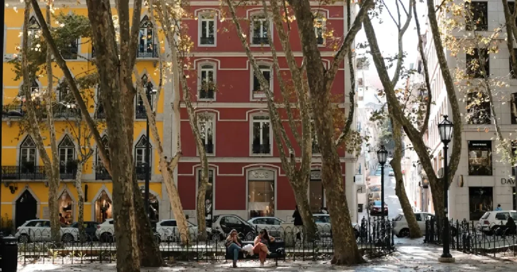 リスボンのアベニーダ・ダ・リベルダーデの街路樹と沿道の建物