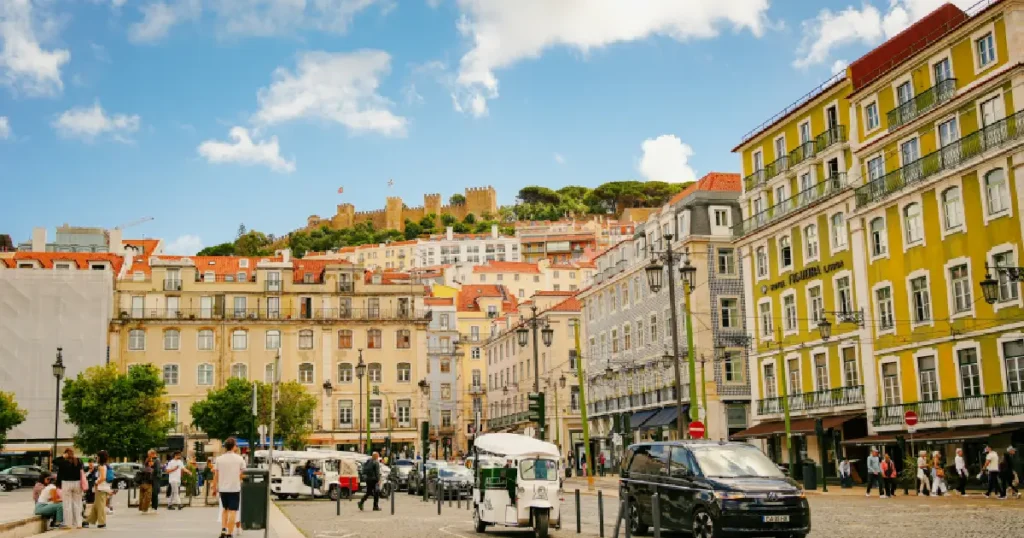 フィゲイラ広場と右側の黄色い建物はFigueira by The Beautique Hotels