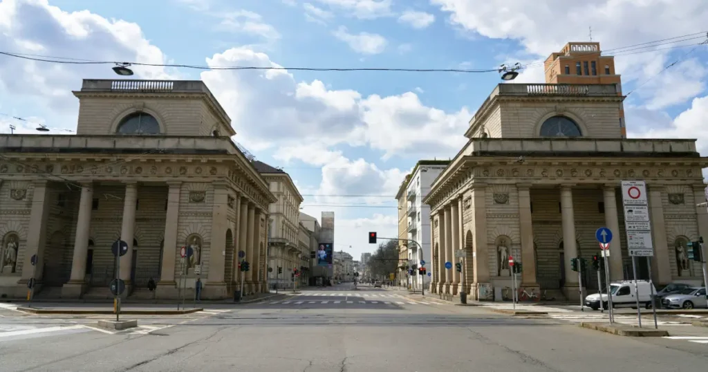 道路を挟んで向かい合うポルタ・ヴェネツィアの柱廊付きの歴史的建物